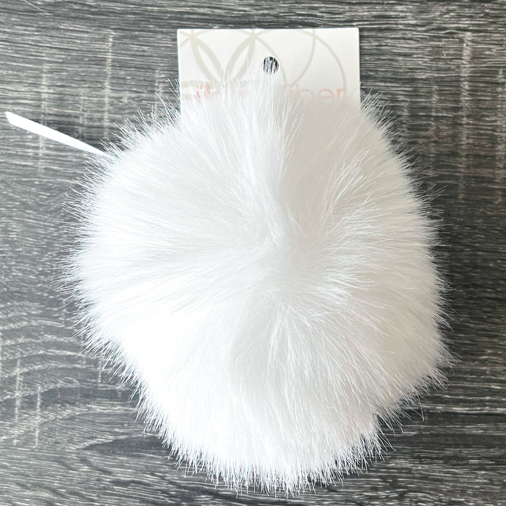 Ikigai Fiber Faux Luxe Pom Poms - XL Lux White - Zoom Image
