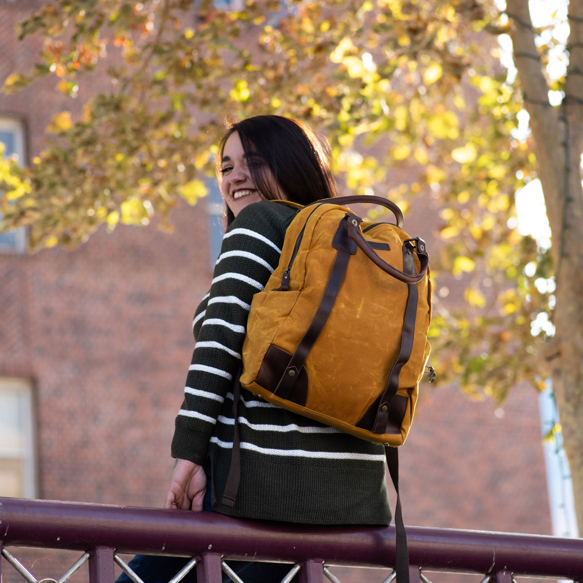 della Q Maker's Canvas Backpack - Red - Extra Image